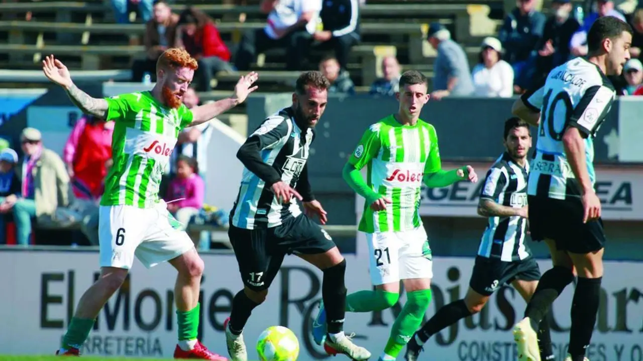 Peli y David Segura persiguen a un jugador del conjunto linense - Andy Ragel