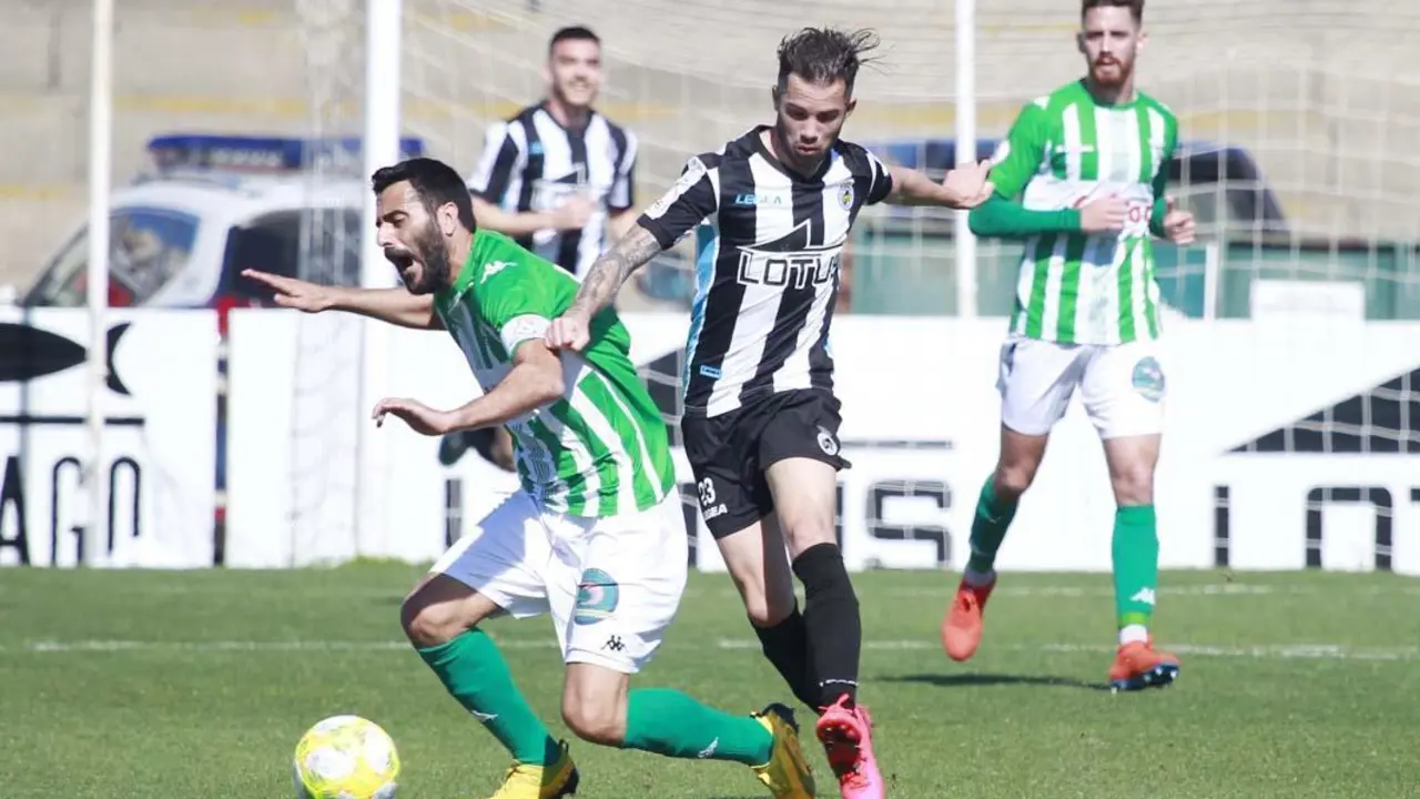 G&uuml;iza recibe una entrada en esta acci&oacute;n del partido disputado en La L&iacute;nea - Andy Ragel