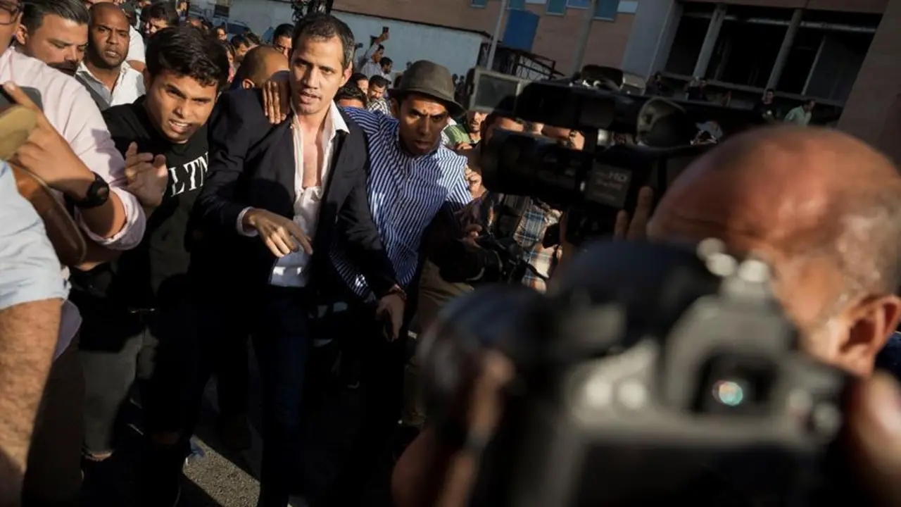 Guaid&oacute; recibe una paliza de la muchedumbre chavista en el aeropuerto