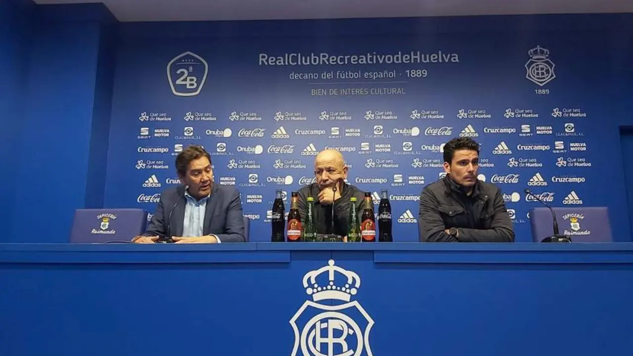 Claudio Barrag&aacute;n presentado como nuevo t&eacute;cnico del Decano junto a Manolo Zambrano y Zamora.  - TENOR