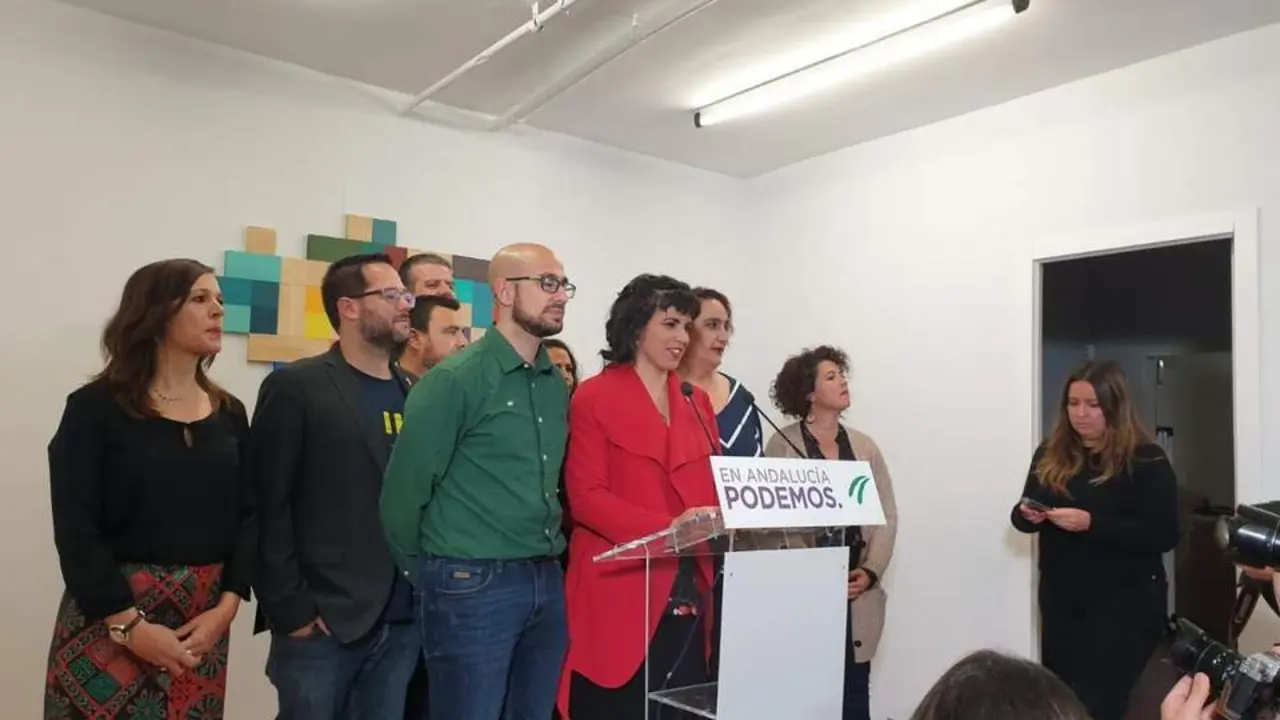 Teresa Rodr&iacute;guez con su equipo en la rueda de prensa. - ES