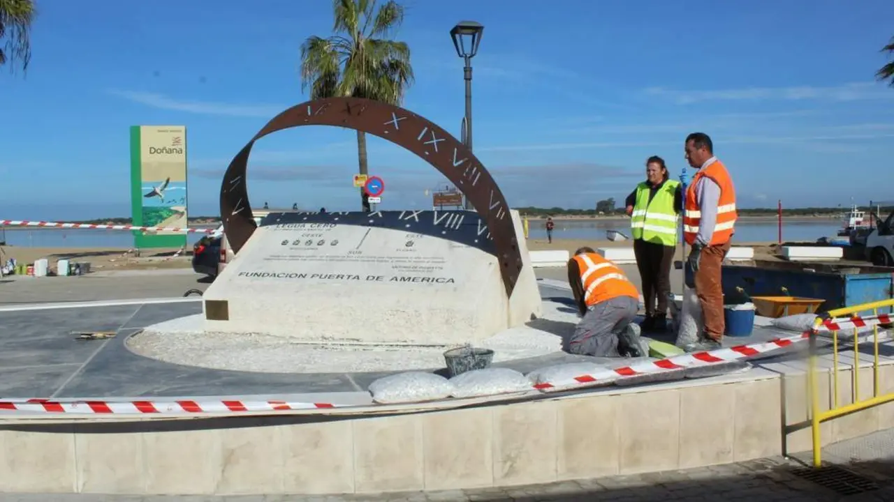 Operarios trabajando ayer junto al reloj ecuatorial de Bajo de Gu&iacute;a. - Ra&uacute;l J. Bustillos