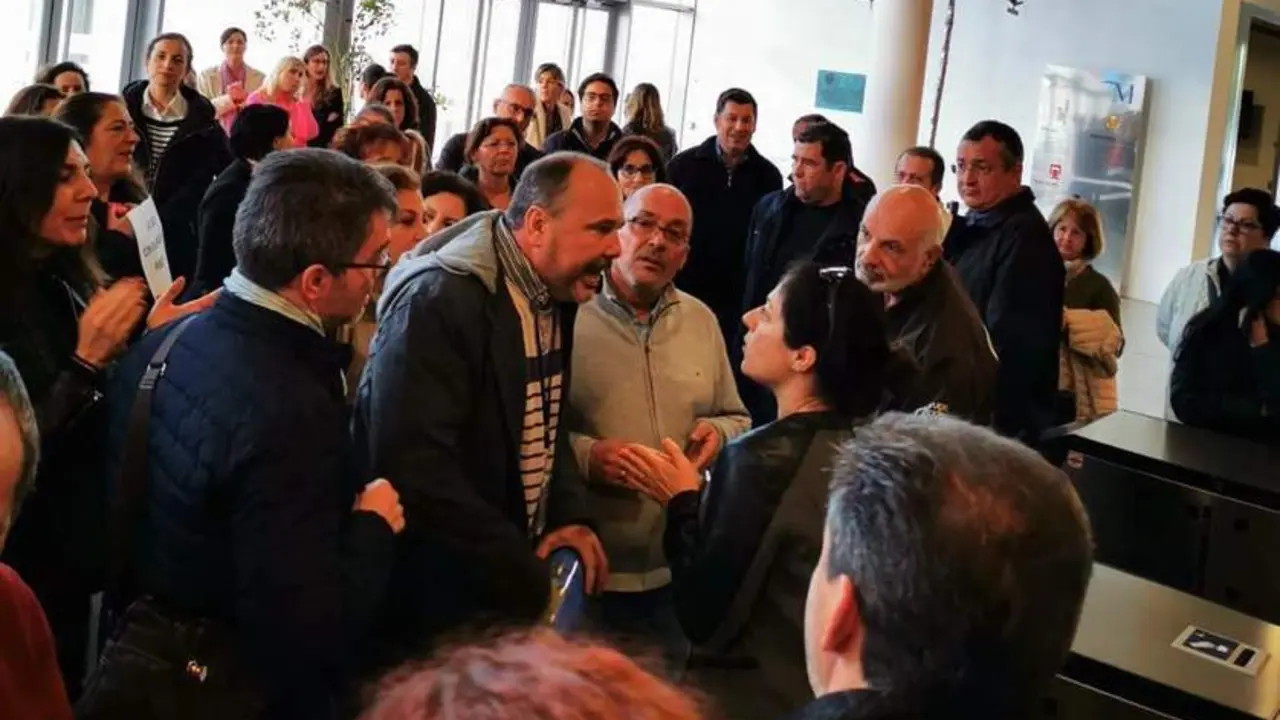 Trabajadores de la Diputacion de M&aacute;laga protestan en el vest&iacute;bulo de la instituci&oacute;n. - vm