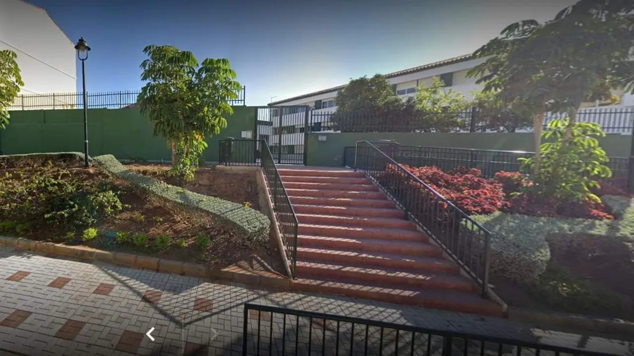 Entrada del colegio Ricardo Le&oacute;n. - google maps