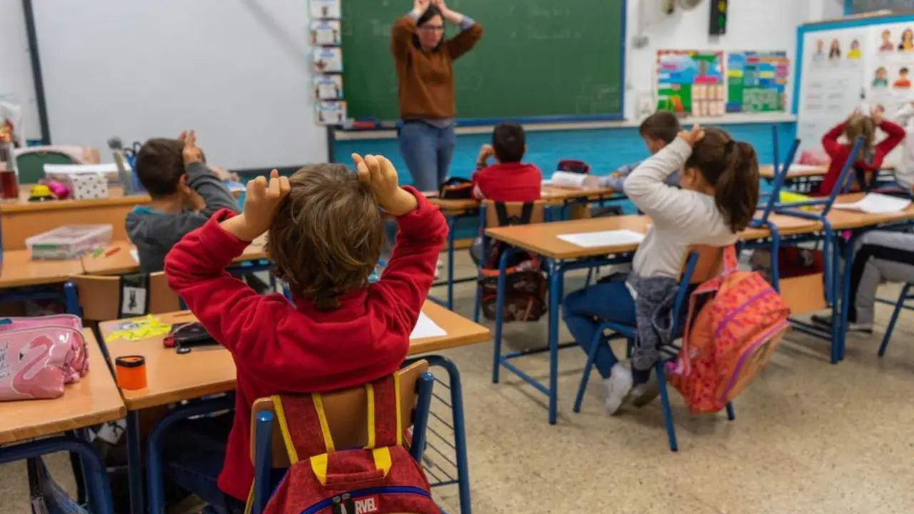 Interior de un aula. - AI