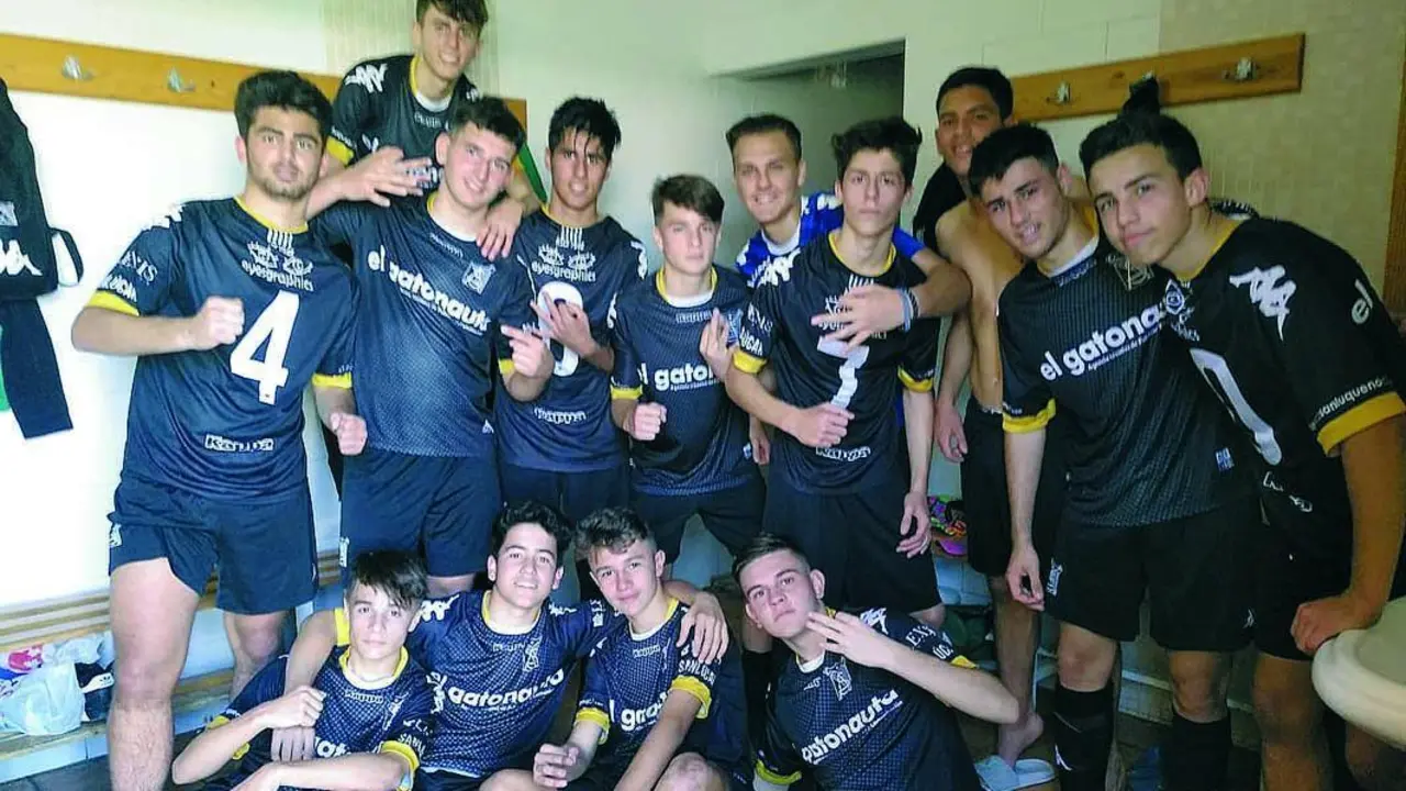 El equipo cadete A del Atl&eacute;tico Sanluque&ntilde;o celebra el triunfo - A. I.