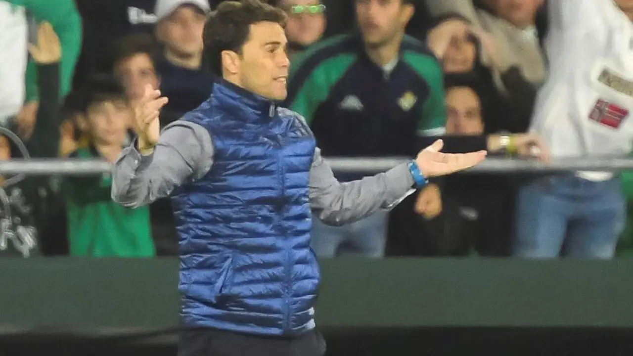 Rubi da instrucciones a sus jugadores en el &uacute;ltimo partido disputado en el estadio Benito Villamar&iacute;n - efe