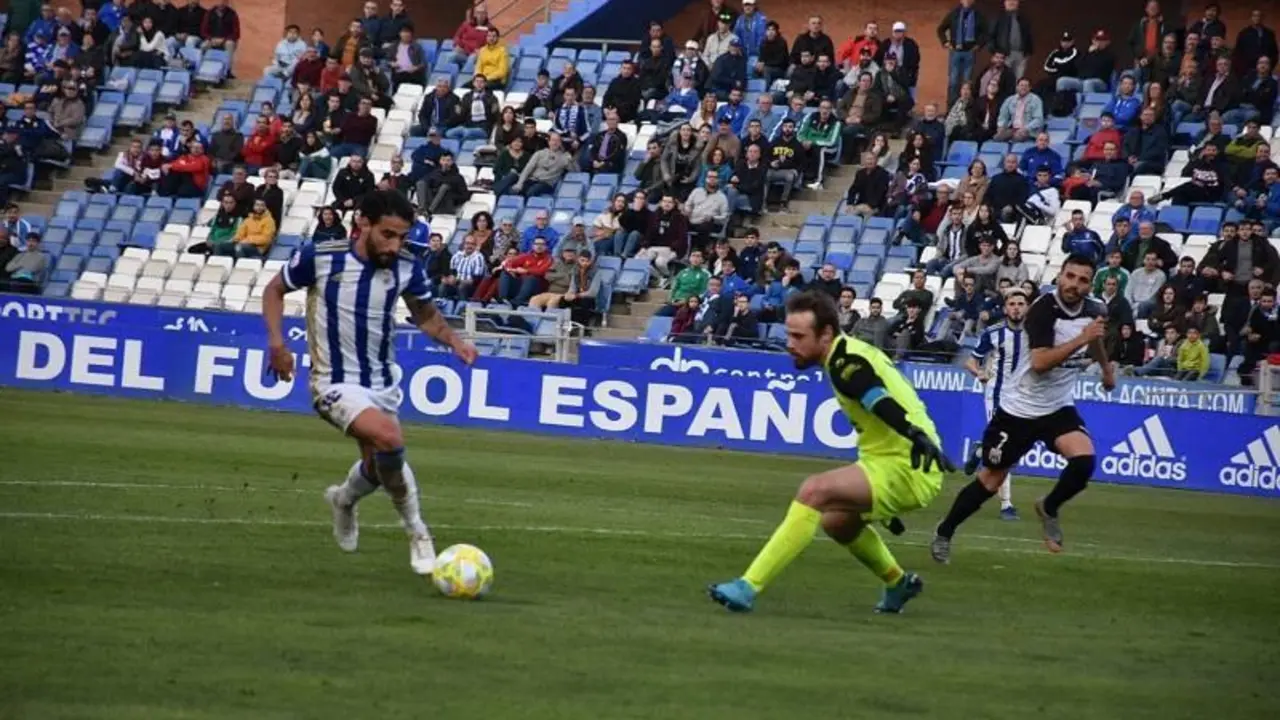 El delantero onubense Chuli en el &uacute;ltimo partido disputado en casa ante el M&eacute;rida.  - TENOR