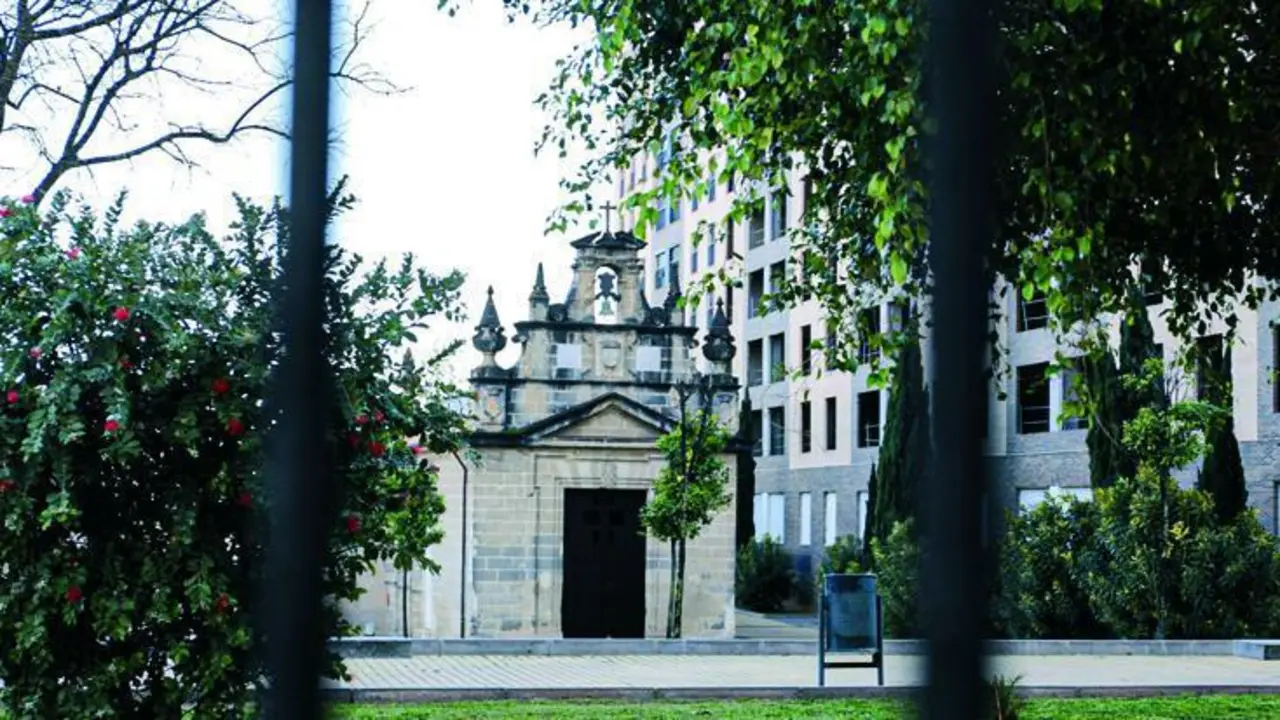 La Ermita de Gu&iacute;a, en Jerez, es uno de los ocho elementos del patrimonio nacional en la lista negra por las edificaciones alrededor que alteran su valor.  - Oliverio Ruiz