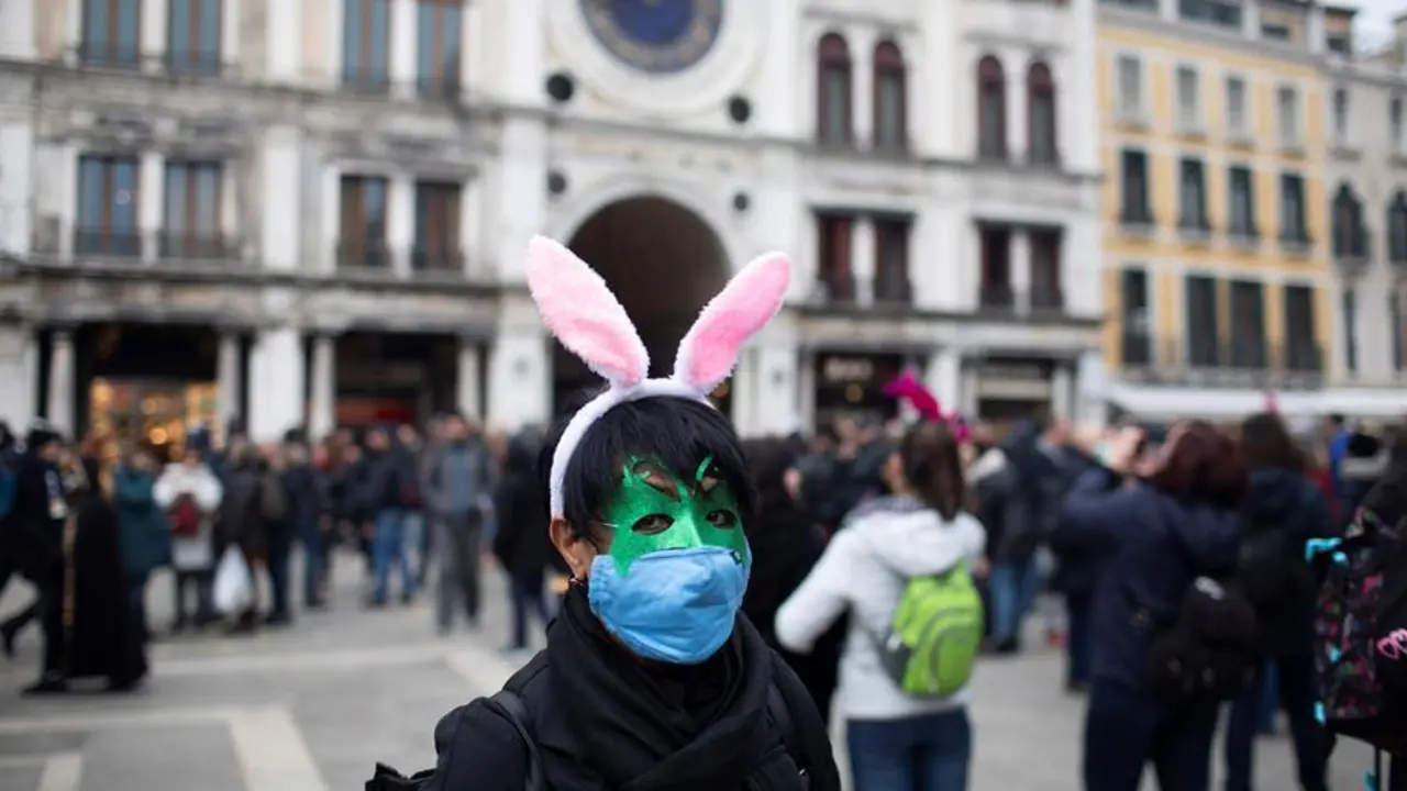 Turista con m&aacute;scara en Venecia. - EFE