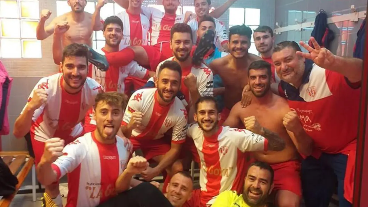 Los jugadores de la Juventud Sanluque&ntilde;a celebran el triunfo - Moy Cantero