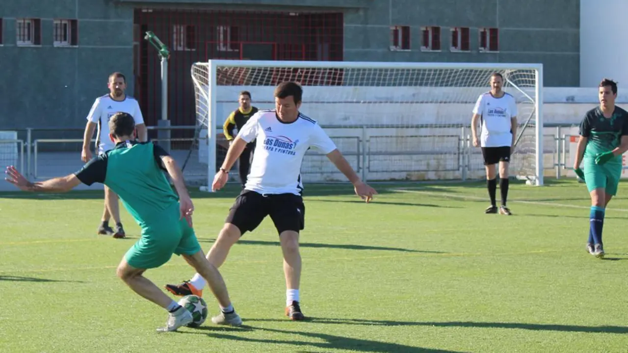 Moli, de Taller Las Dunas Cholos, presionaa un jugador del Sonikando - Ra&uacute;l J. Bustillos