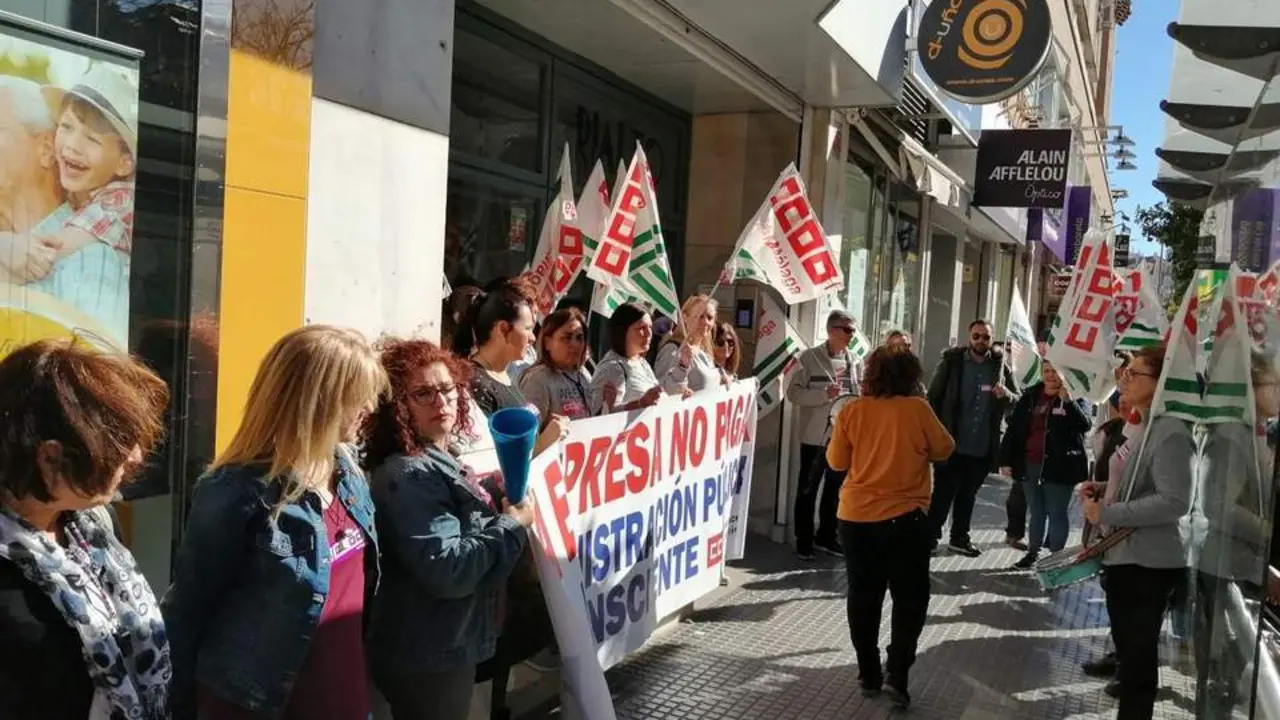 Imagen de la concentraci&oacute;n de las trabajadoras a las puertas de la Agencia Tributaria de M&aacute;laga.  - olmedilla