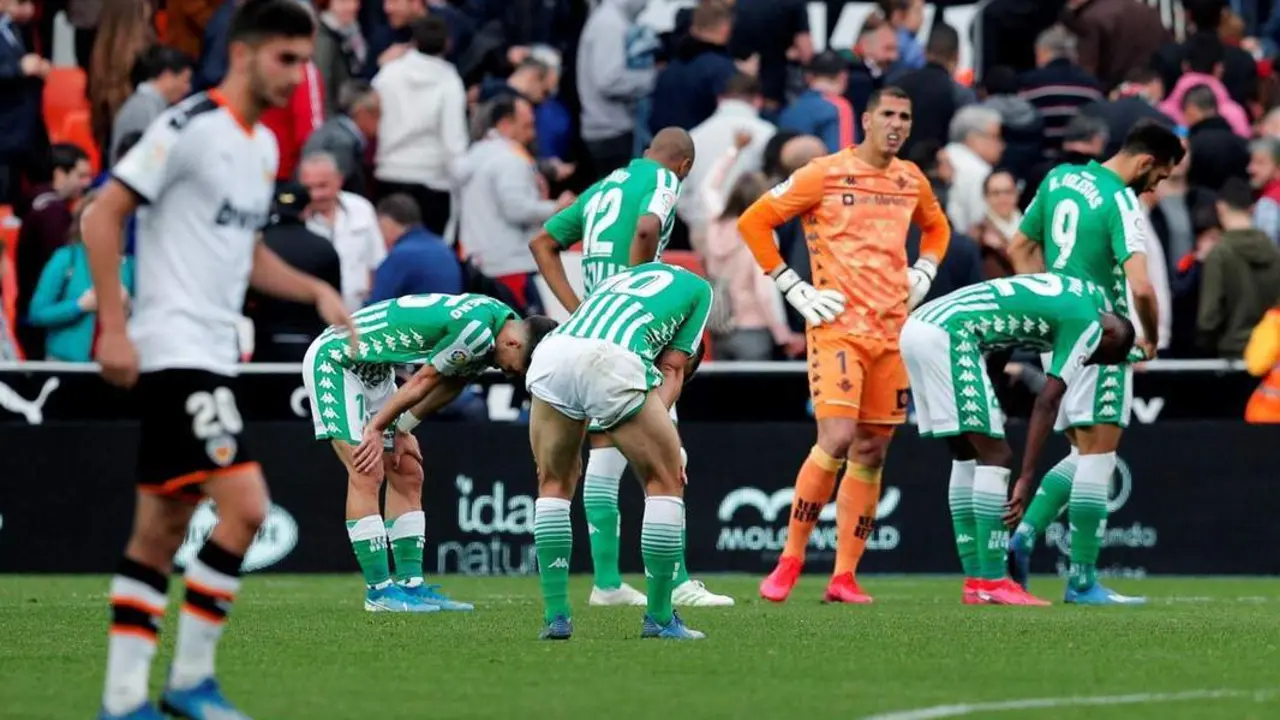 Varios jugadores del Real Betis se lamentan tras perder en Valencia. - efe