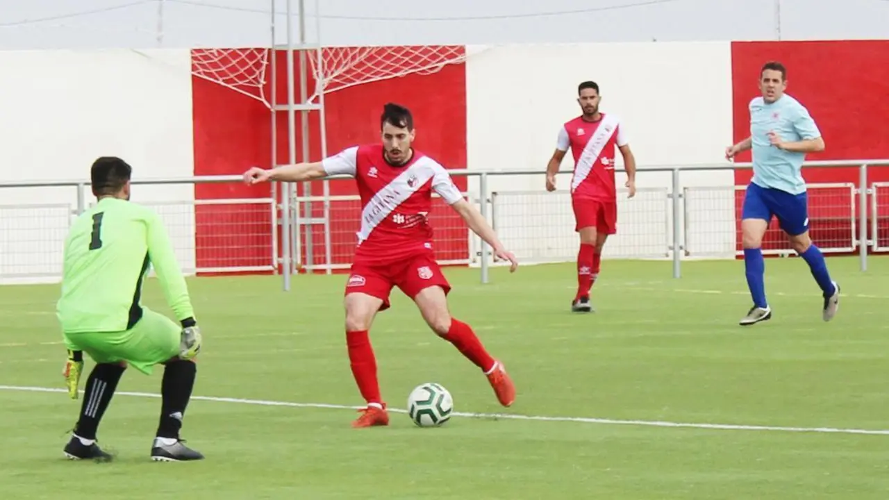 Momento en el que Juanito dribla al portero visitante y logra el 1-0 - Ra&uacute;l J. Bustillos