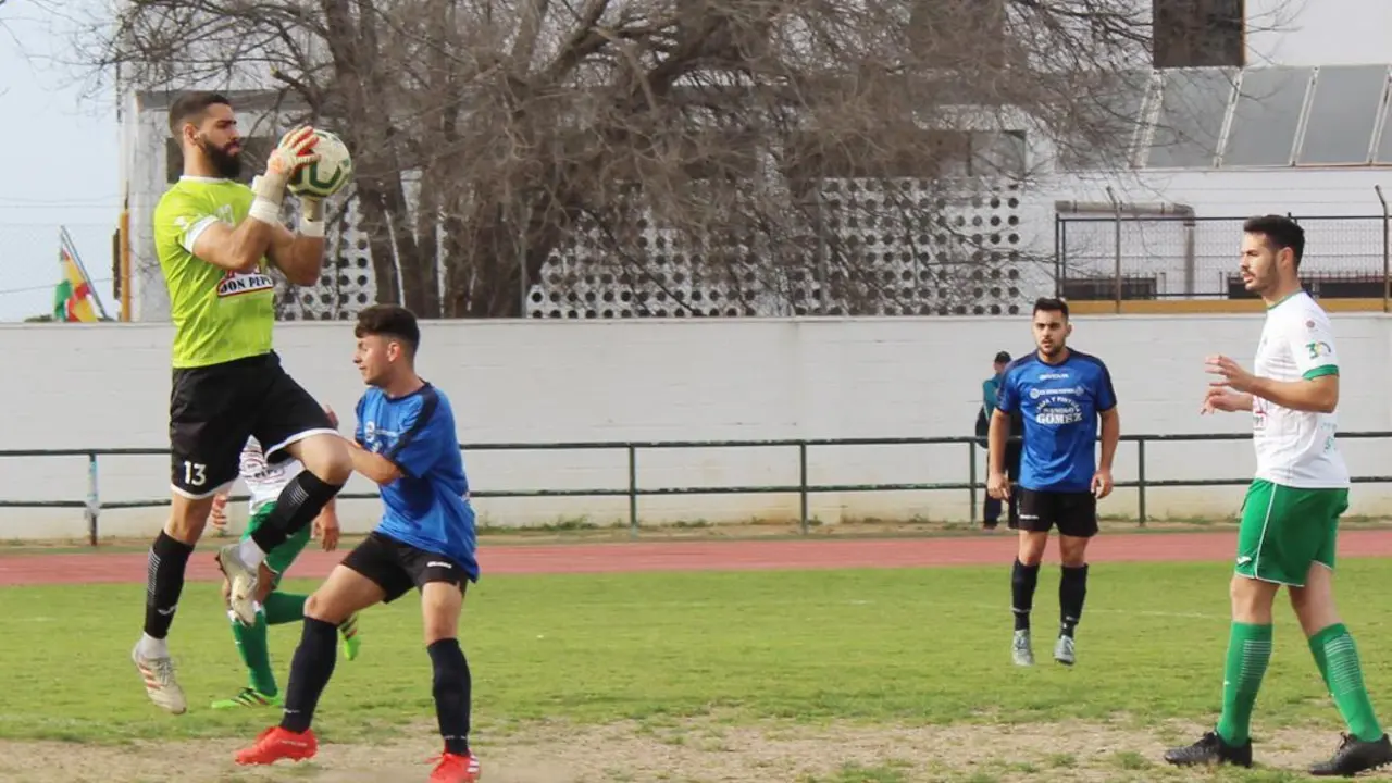 El portero del San Jos&eacute; Obrero llega antes al bal&oacute;n - Ra&uacute;l. J. Bustillos