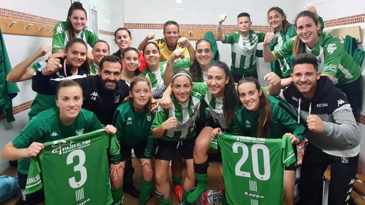 Las jugadoras del Atl&eacute;tico Sanluque&ntilde;o celebran el empate conseguido - A. I.