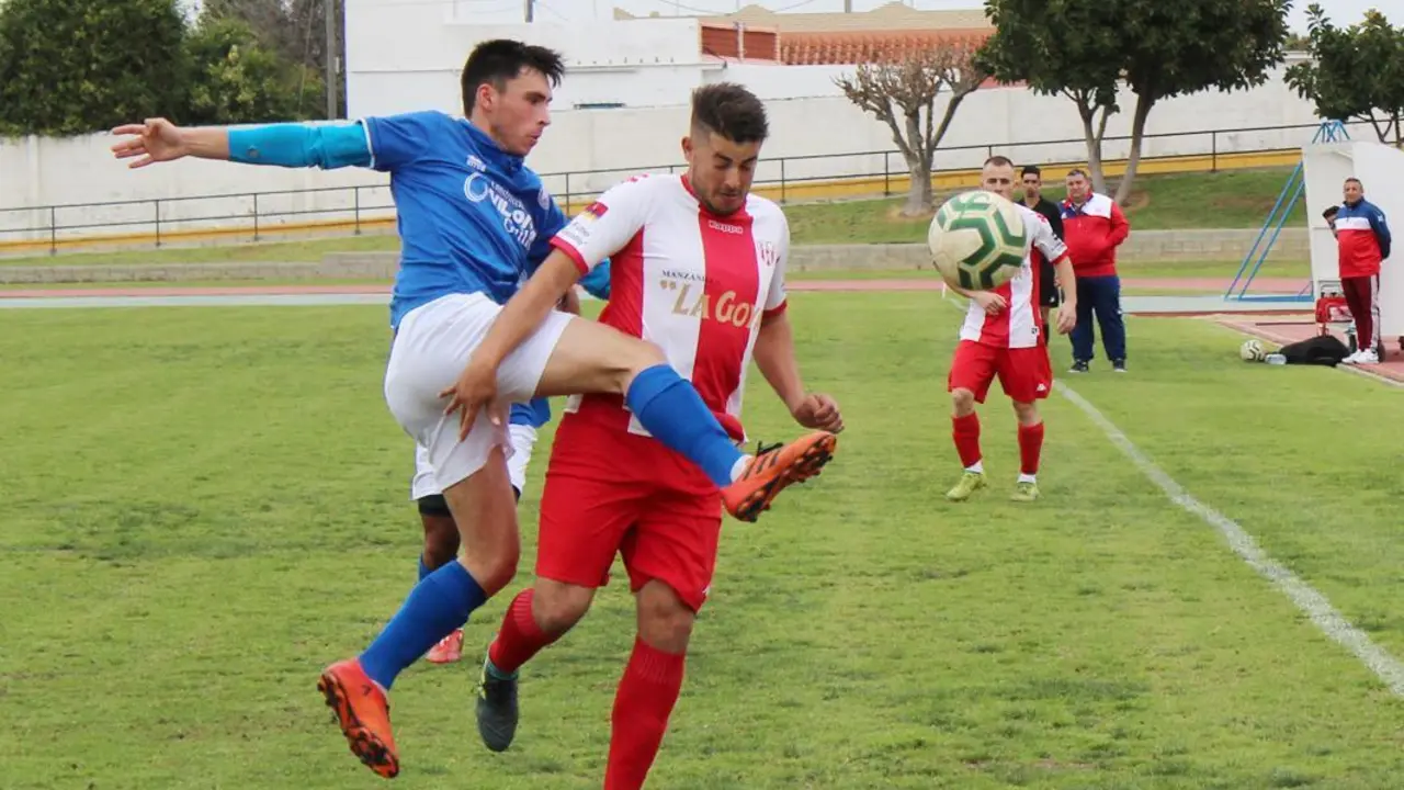 Moi recibe la presi&oacute;n de un jugador del Xerez DFC B - Ra&uacute;l J. Bustillos