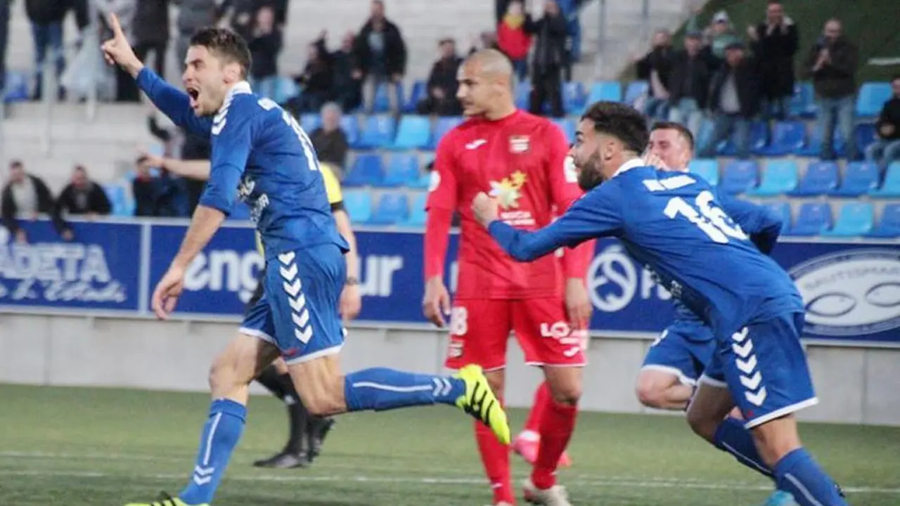 Dani del Moral corre tras Chema Moreno tras lograr este &uacute;ltimo jugadores el 2-2 ante La Nuc&iacute;a - Badalona Futur