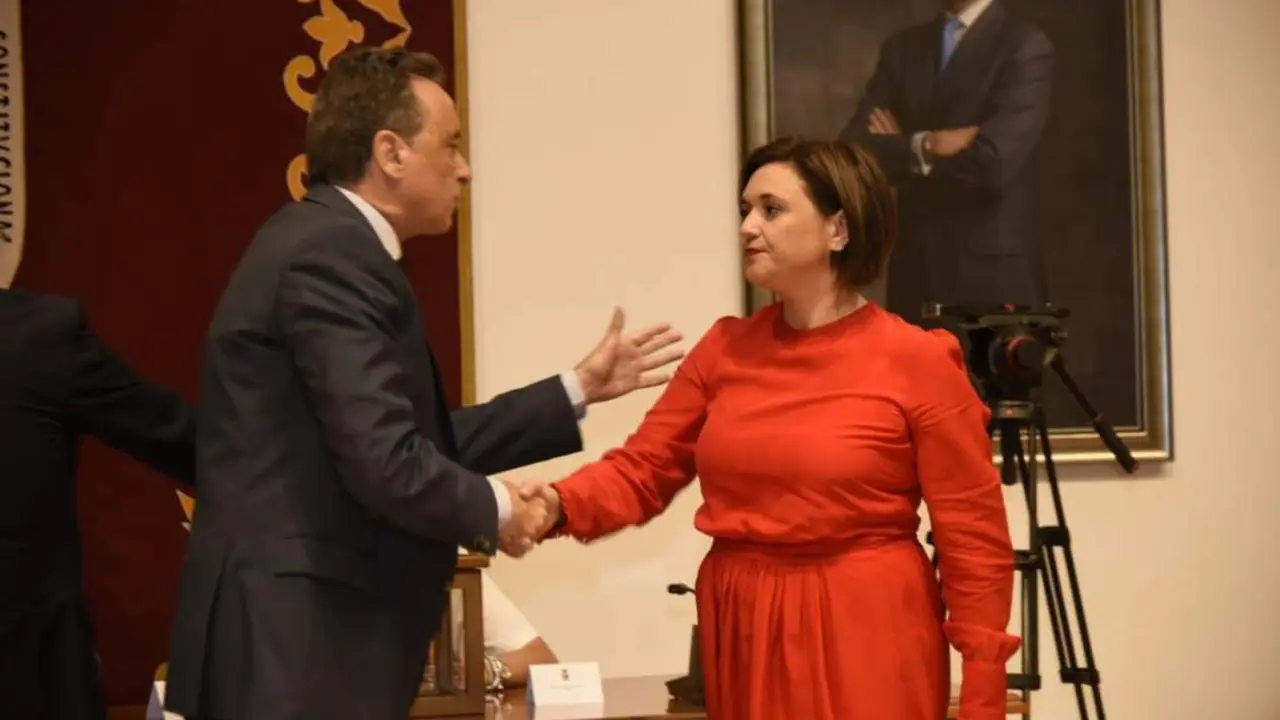 Ortiz saluda a la candidata del PP, Margarita del Cid Mu&ntilde;oz. - ROHU