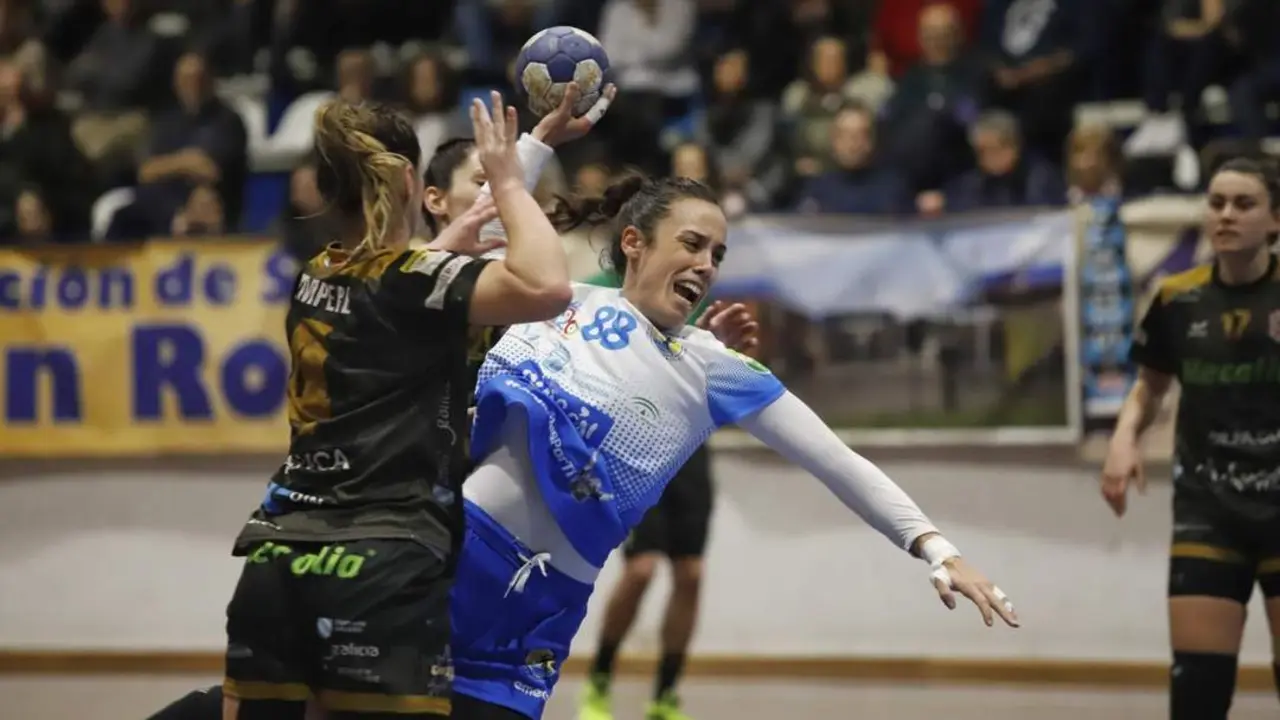 La pivote del equipo malague&ntilde;o, Paula Garc&iacute;a, lanza a porter&iacute;a.  - RINC&Oacute;N FERTILIDAD M&Aacute;LAGA