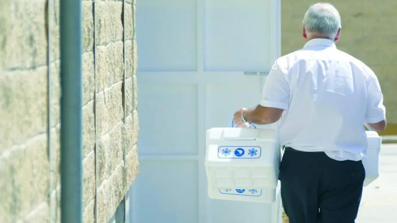 Un empleado municipal se dirige a Magrudis para recoger muestras. - Archivo