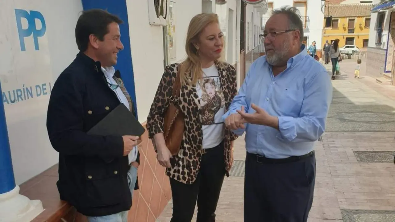 Carolina Espa&ntilde;a, diputada por el PP de M&aacute;laga, y el alcalde de Alhaur&iacute;n de la Torre, Joaqu&iacute;n Villanova (d). - vm