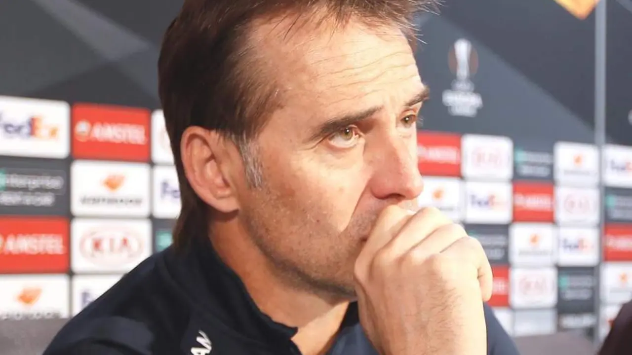 El entrenador del Sevilla FC, Julen Lopetegui, durante una rueda de prensa en el Ram&oacute;n S&aacute;nchez Pizju&aacute;n. - efe