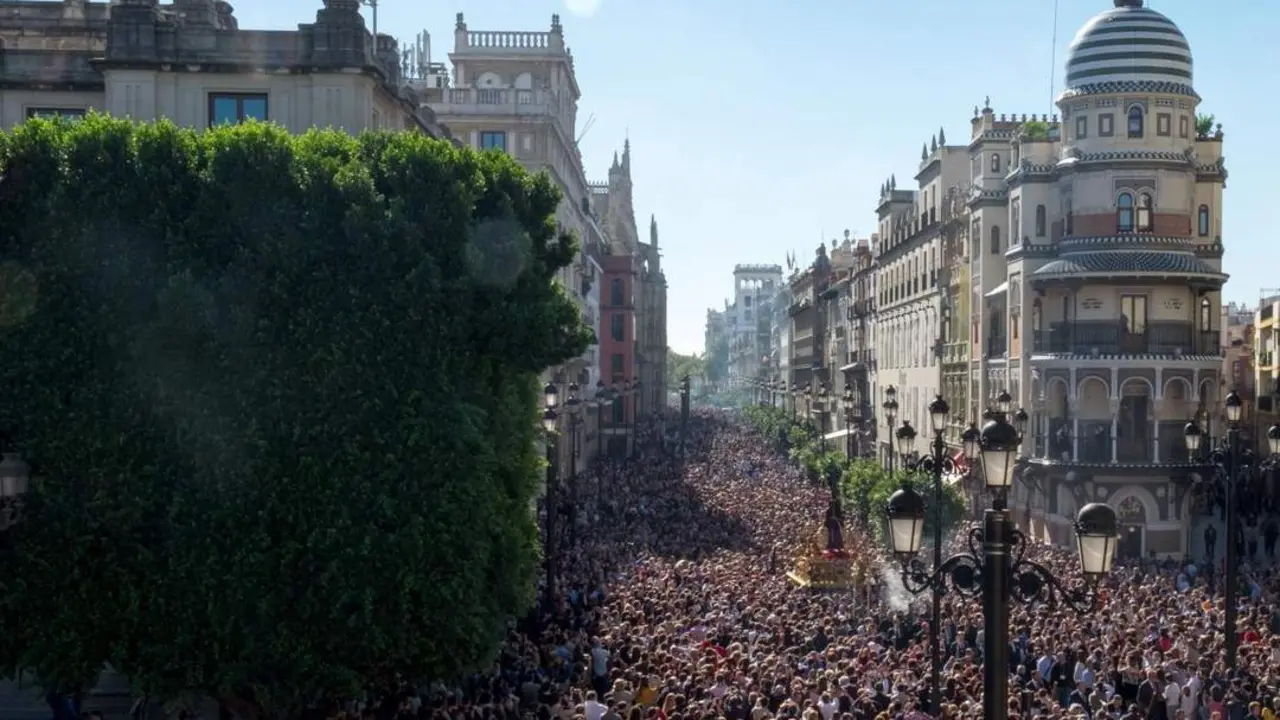 Masiva afuencia cofrade en Sevilla. - Archivo