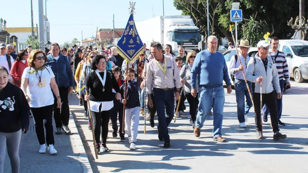 Primeros metros de la peregrinaci&oacute;n a pie de La Algaida - Ra&uacute;l J. Bustillos
