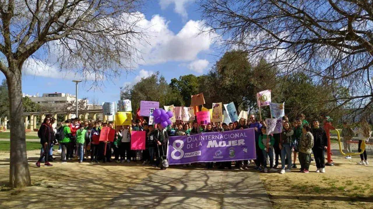 La comunidad educativa el pasado viernes en una concentraci&oacute;n por el 8-M - CEIP El Membrillar