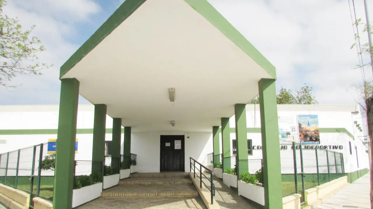 Aspecto que presentaba la puerta principal del Polideportivo este fin de semana - Ra&uacute;l J. Bustillos