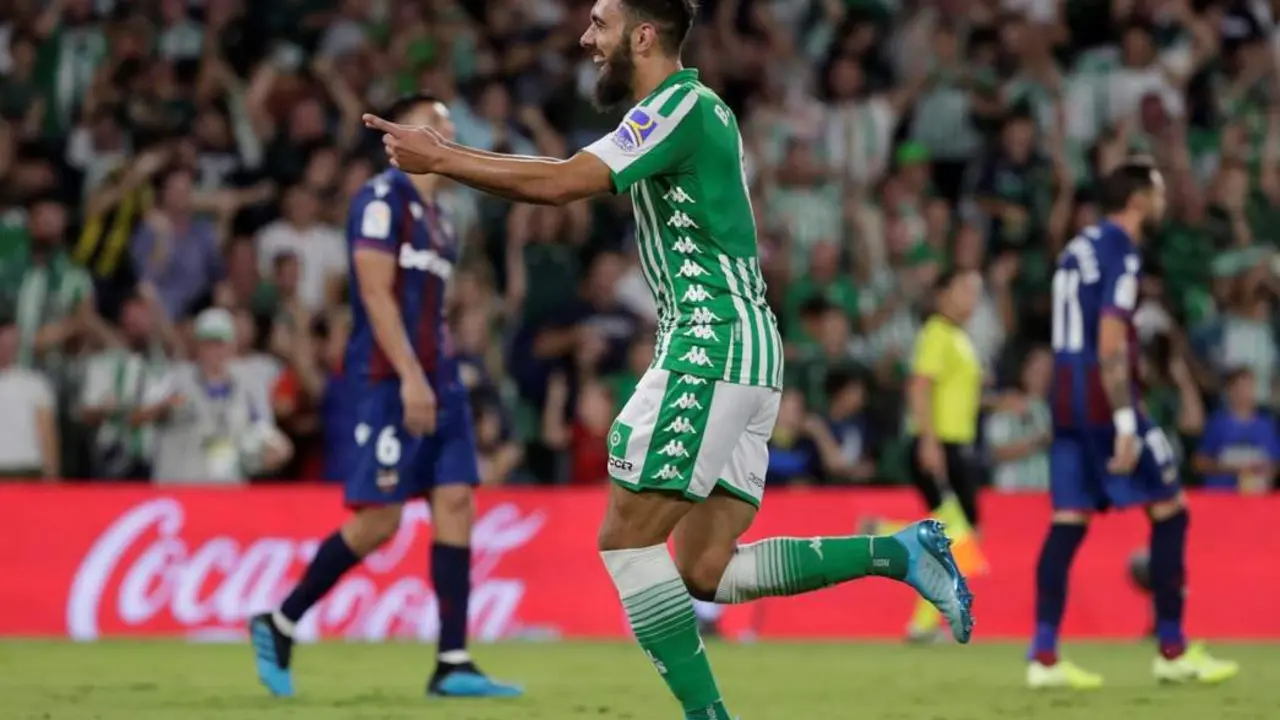 Borja Iglesias celebra su primer tanto como futbolista del Betis - EFE