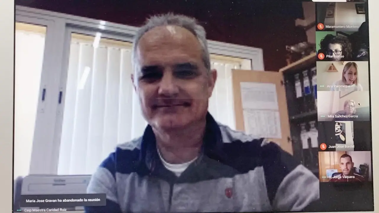 El secretario del centro, Miguel &Aacute;ngel Reyes, en la video-conferencia con los otros centros - A. I.