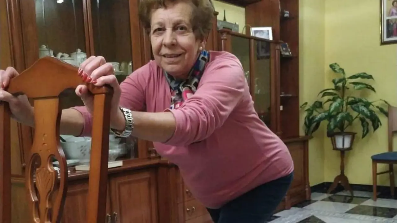 Vecina de Otura realizando deporte en casa. - EP