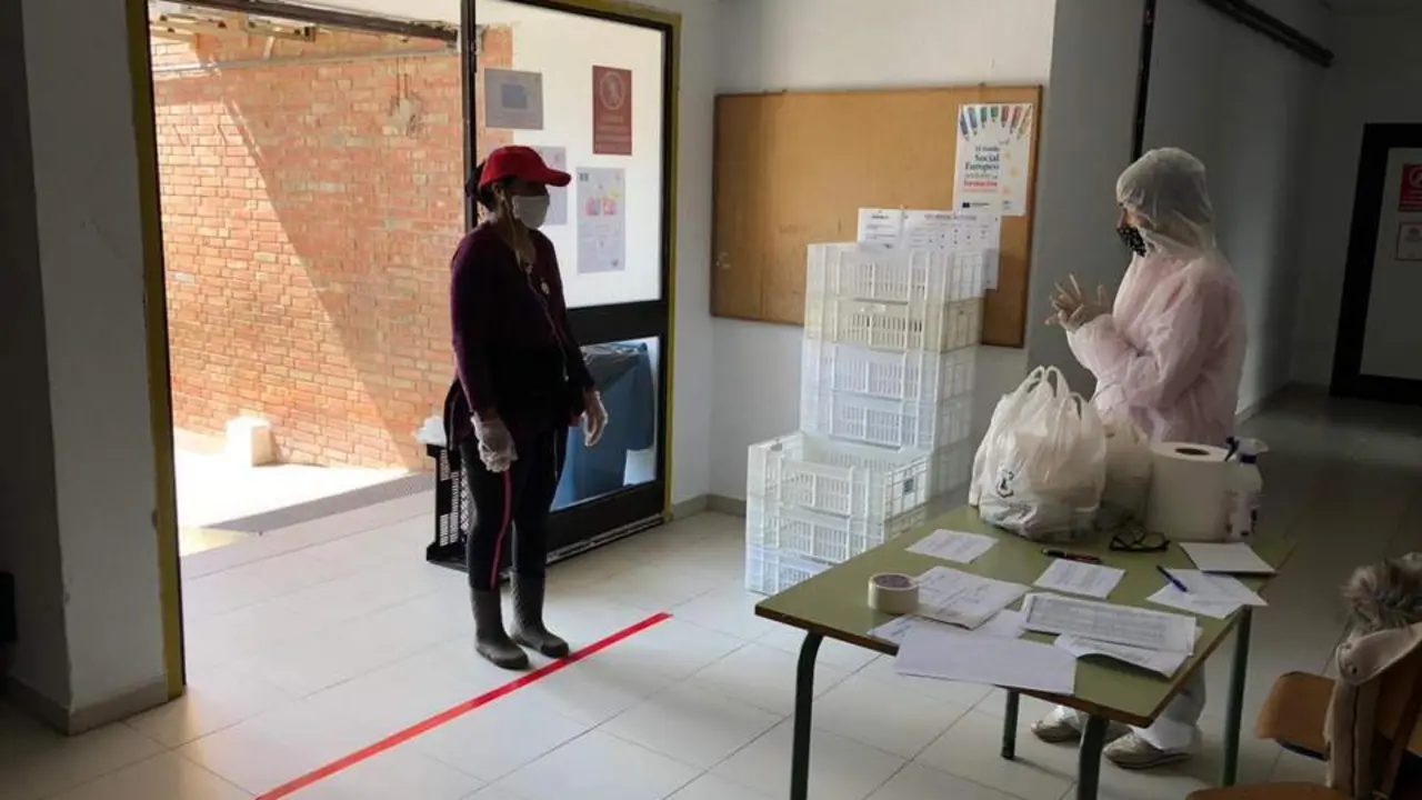 Reparto de comida para los escolares. - VH