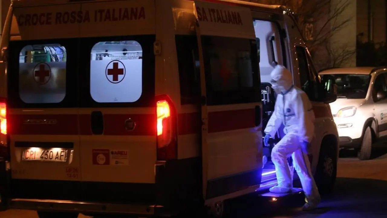 Ambulancia con afectado. - EFE