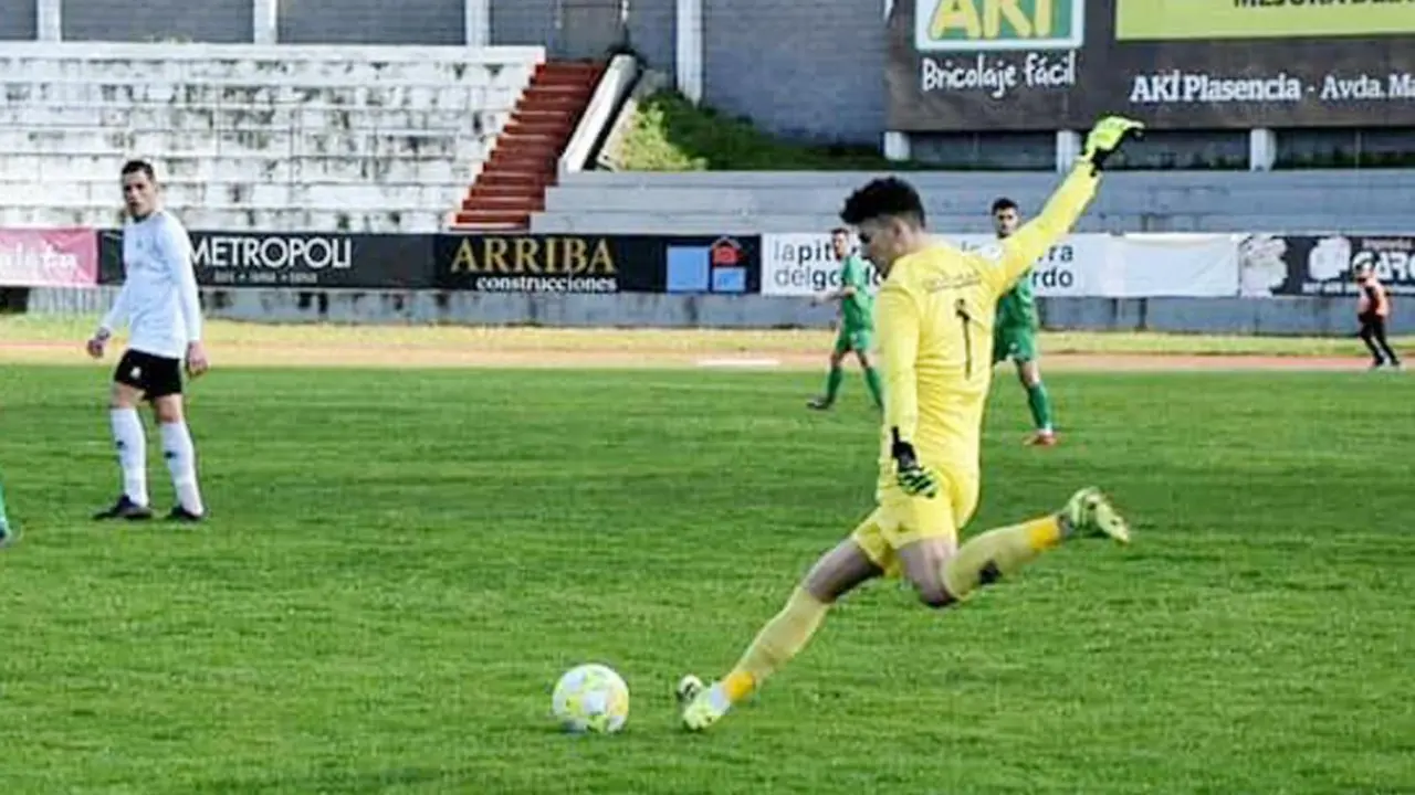 El portero sanluque&ntilde;o Marco golea el bal&oacute;n - A. I.