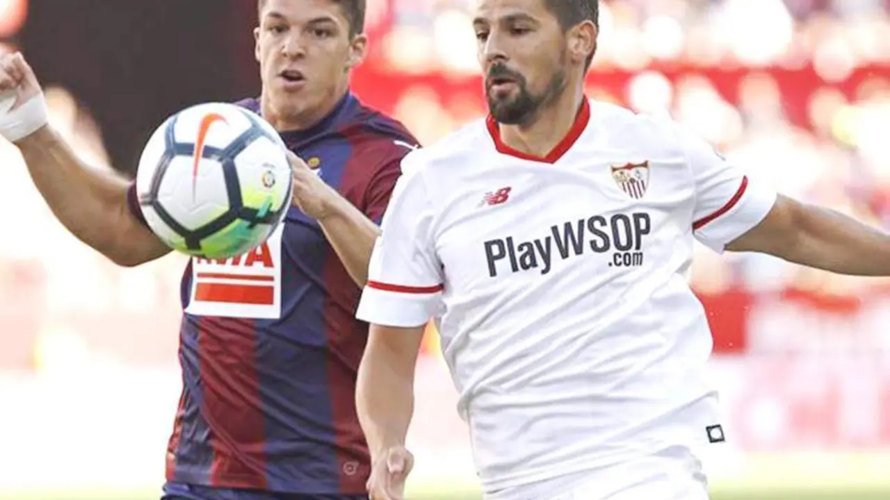 Nolito pelea por un bal&oacute;n durante un partido frente al Eibar en el Ram&oacute;n S&aacute;nchez Pizju&aacute;n. - EFE