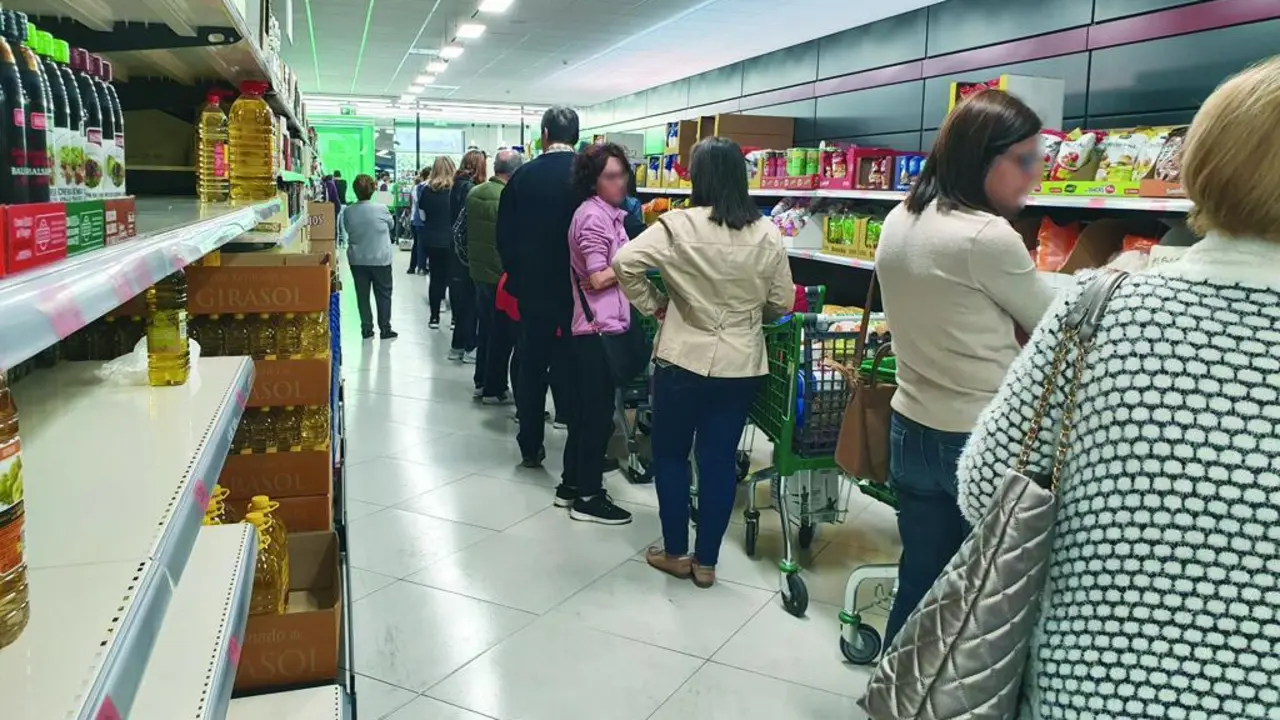 En la cola para pagar la compra del d&iacute;a. - Viva