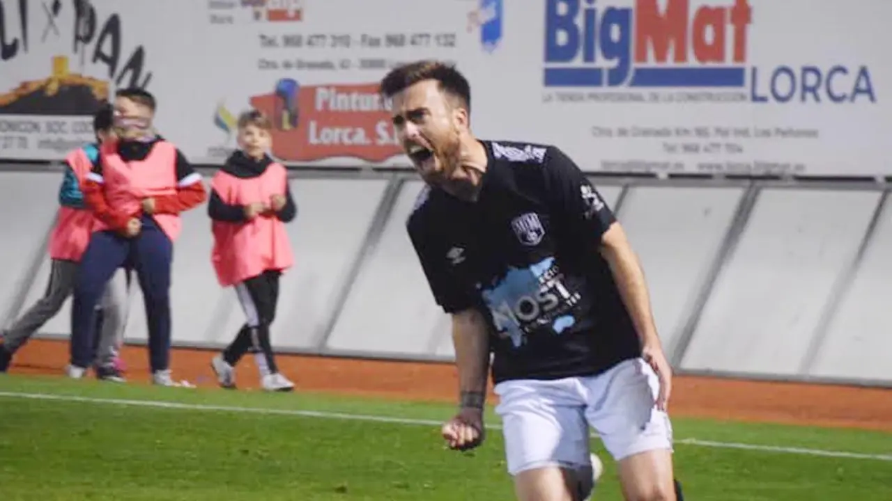 El sanluque&ntilde;o Parada celebra un gol en Lorca - A. I.