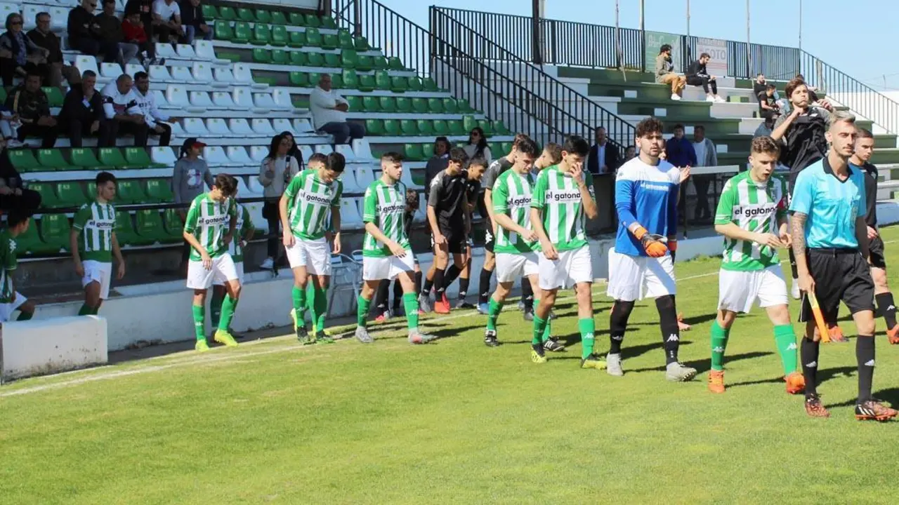 El equipo juvenil A del Atl&eacute;tico Sanluque&ntilde;o antes de enfrentarse al Betis en el &uacute;ltimo partido que disput&oacute; - Ra&uacute;l J. Bustillos
