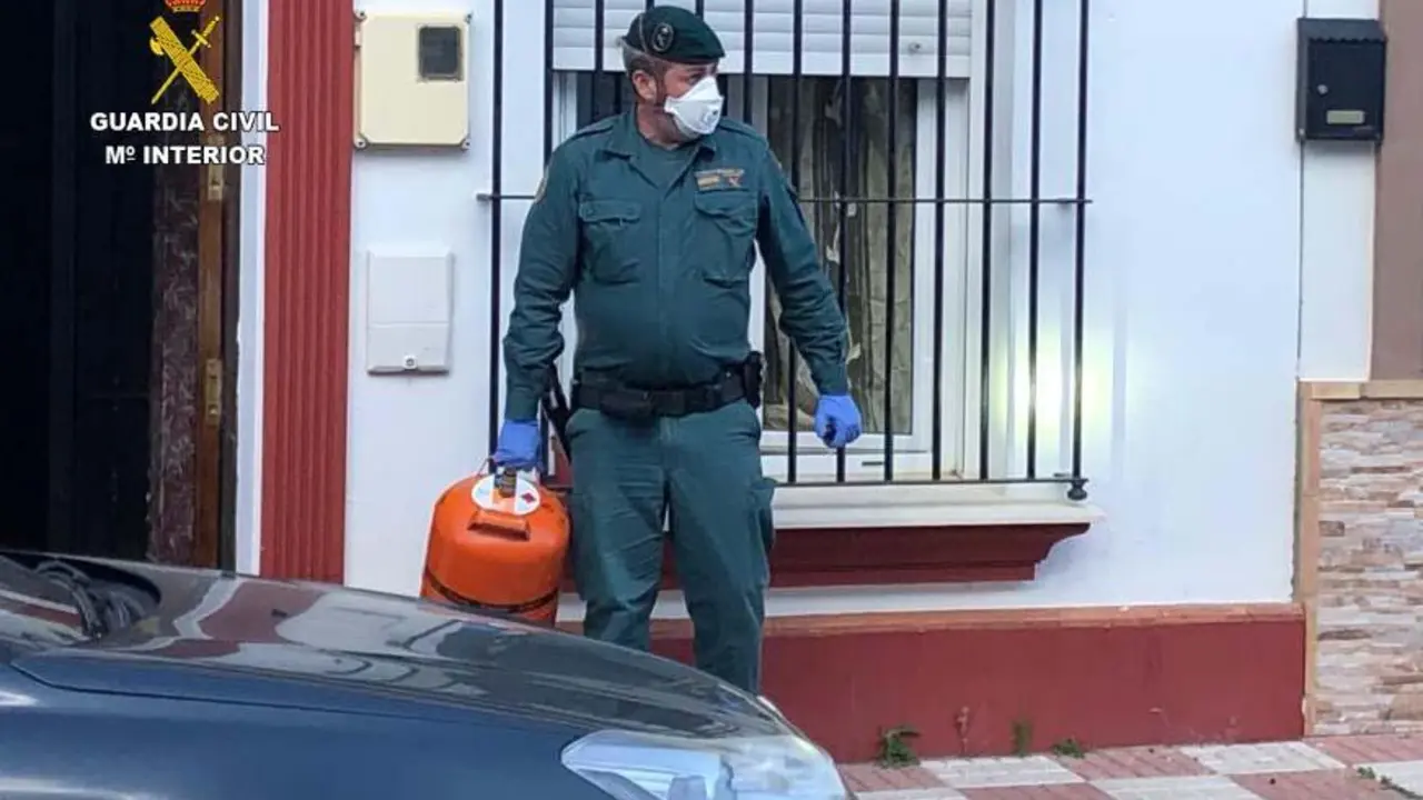 Un agente con una bombona. - VH