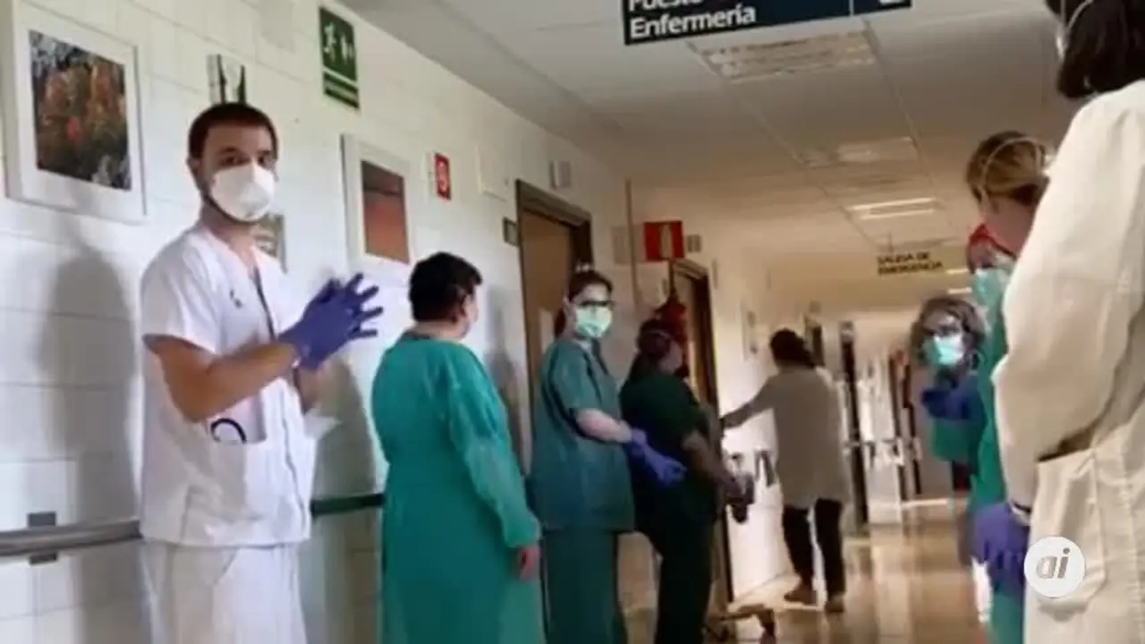 Emotiva despedida a un paciente que recibe el alta en Huelva