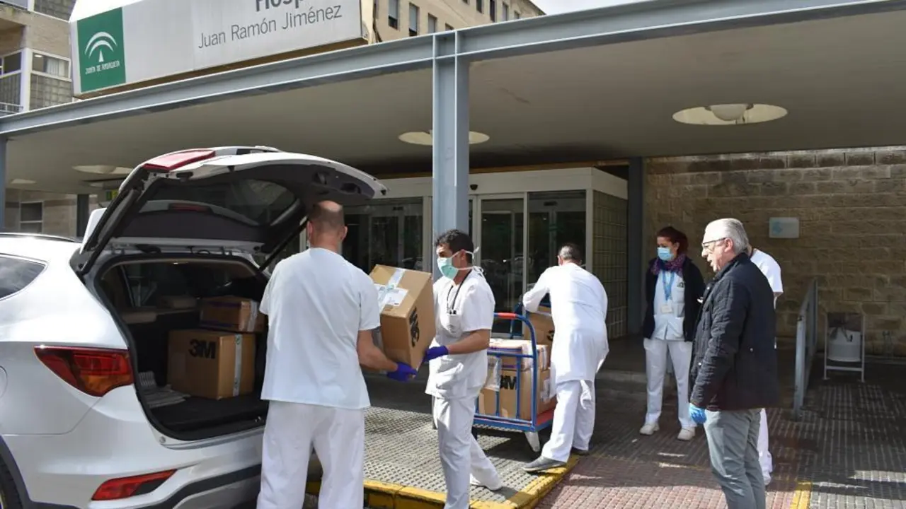 Sanitarios recogen una donaci&oacute;n de material. - VH