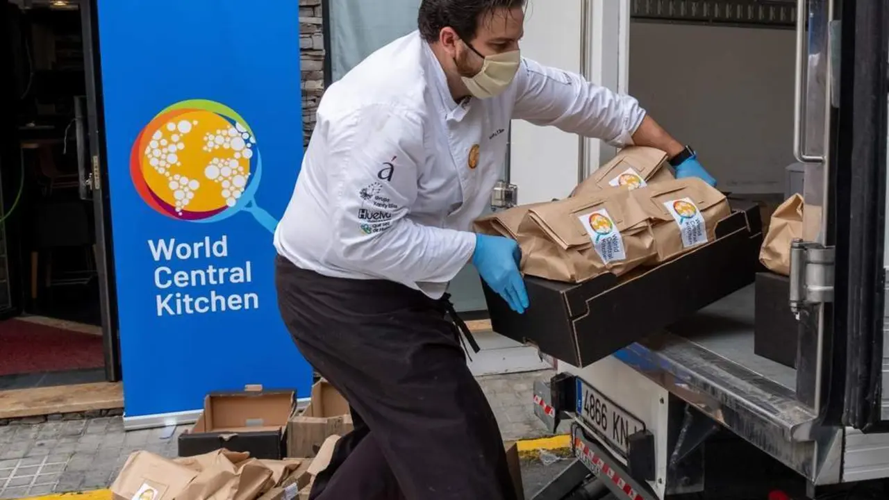 Xanty El&iacute;as abre una cocina de emergencia en Huelva