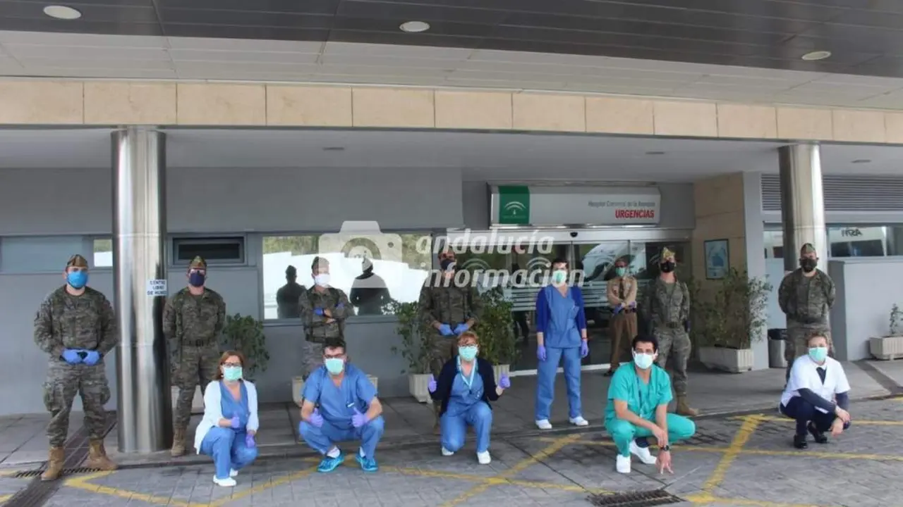 Legionarios con el personal sanitario. - Junta de Andaluc&iacute;a