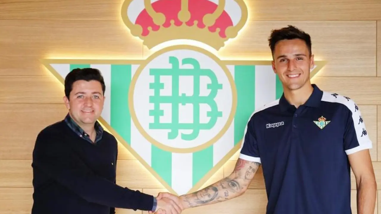 Luis Mart&iacute;nez el d&iacute;a que fue presentado para reforzar al Betis Deportivo - Betis