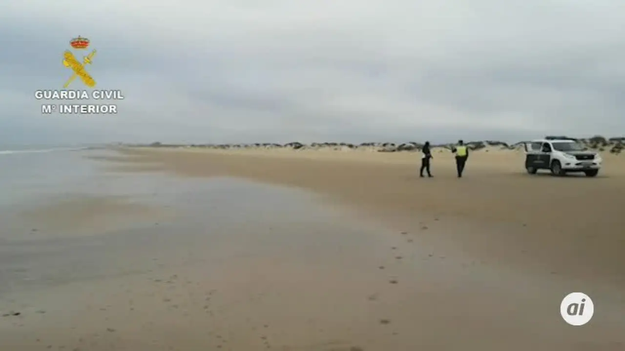 Sorprenden a dos mariscadores furtivos en una playa de Lepe