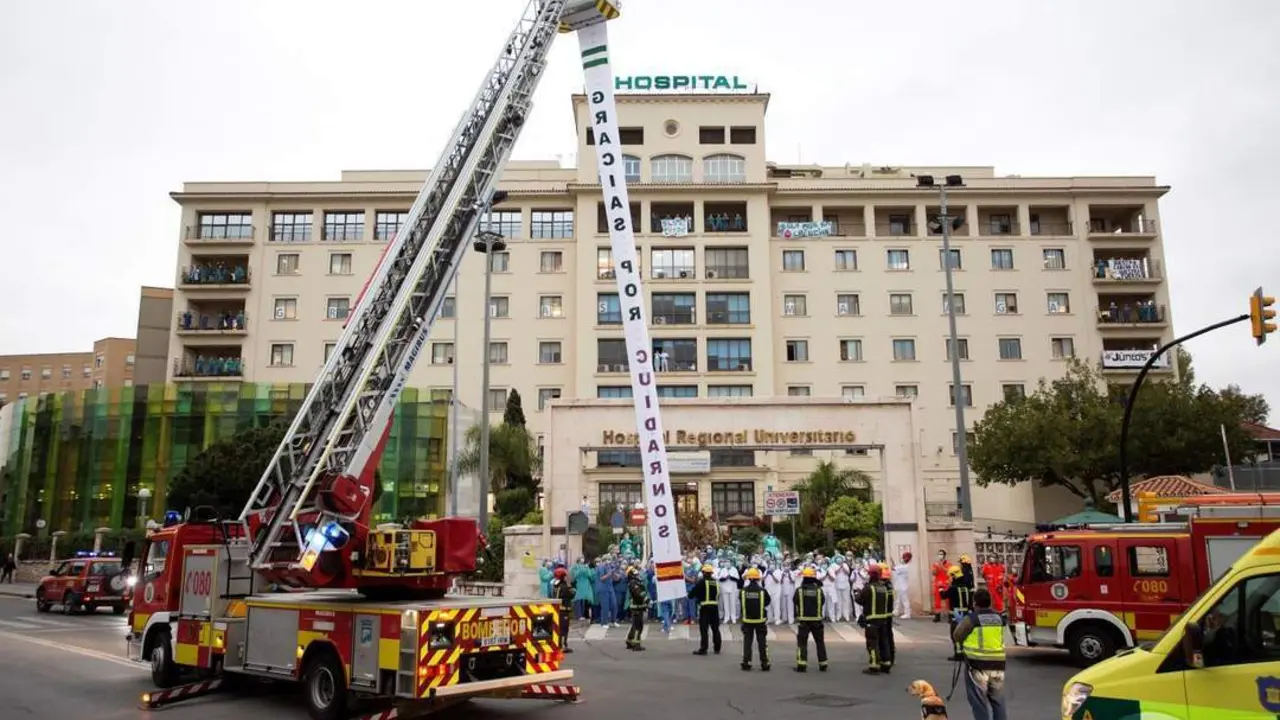 Bomberos agradecen con una gran pancarta el trabajo de los sanitarios
